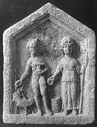 Rosmerta et Mercure, une plaque de pierre au musée de Gloucester.